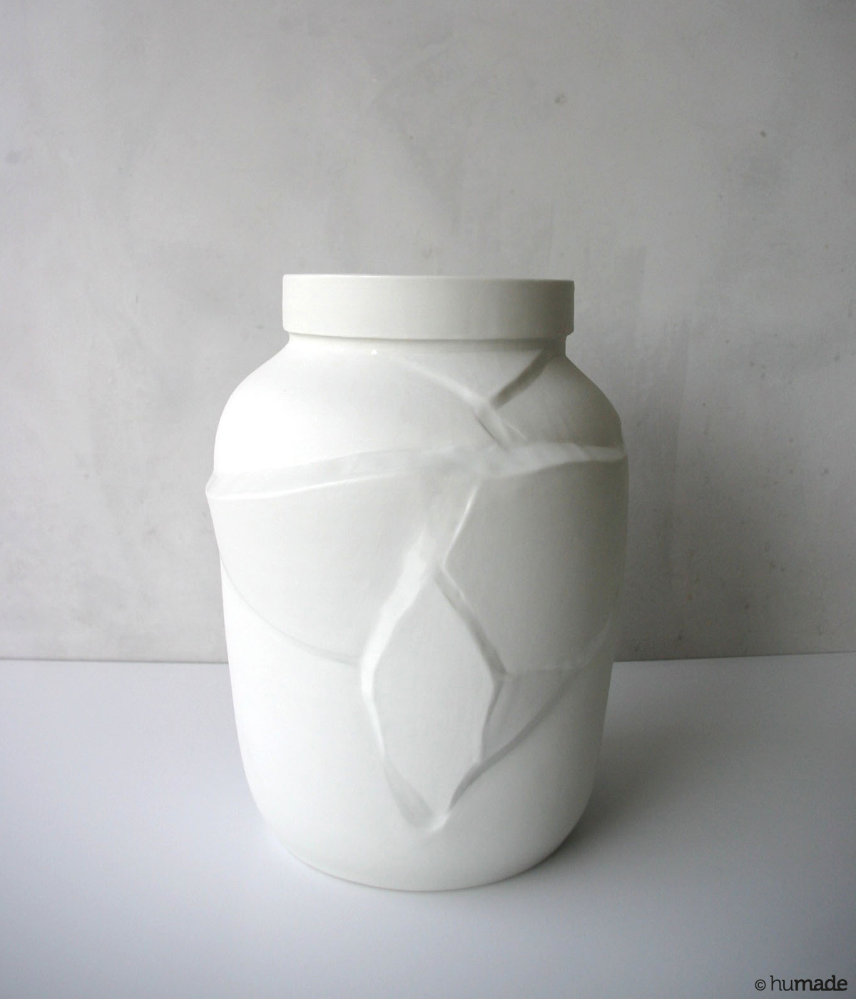 Tectonic vase / porcelain - The tectonic vase invites you to look at change differently.
Just like shifts in the earth&rsquo;s c...